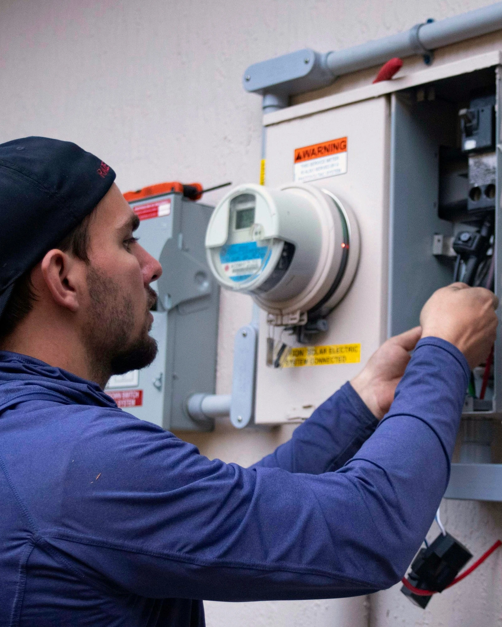 Elektroniker arbeitet an einem Zählerschrank