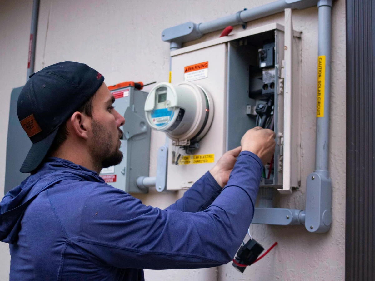 Elektroniker am Zählerschrank