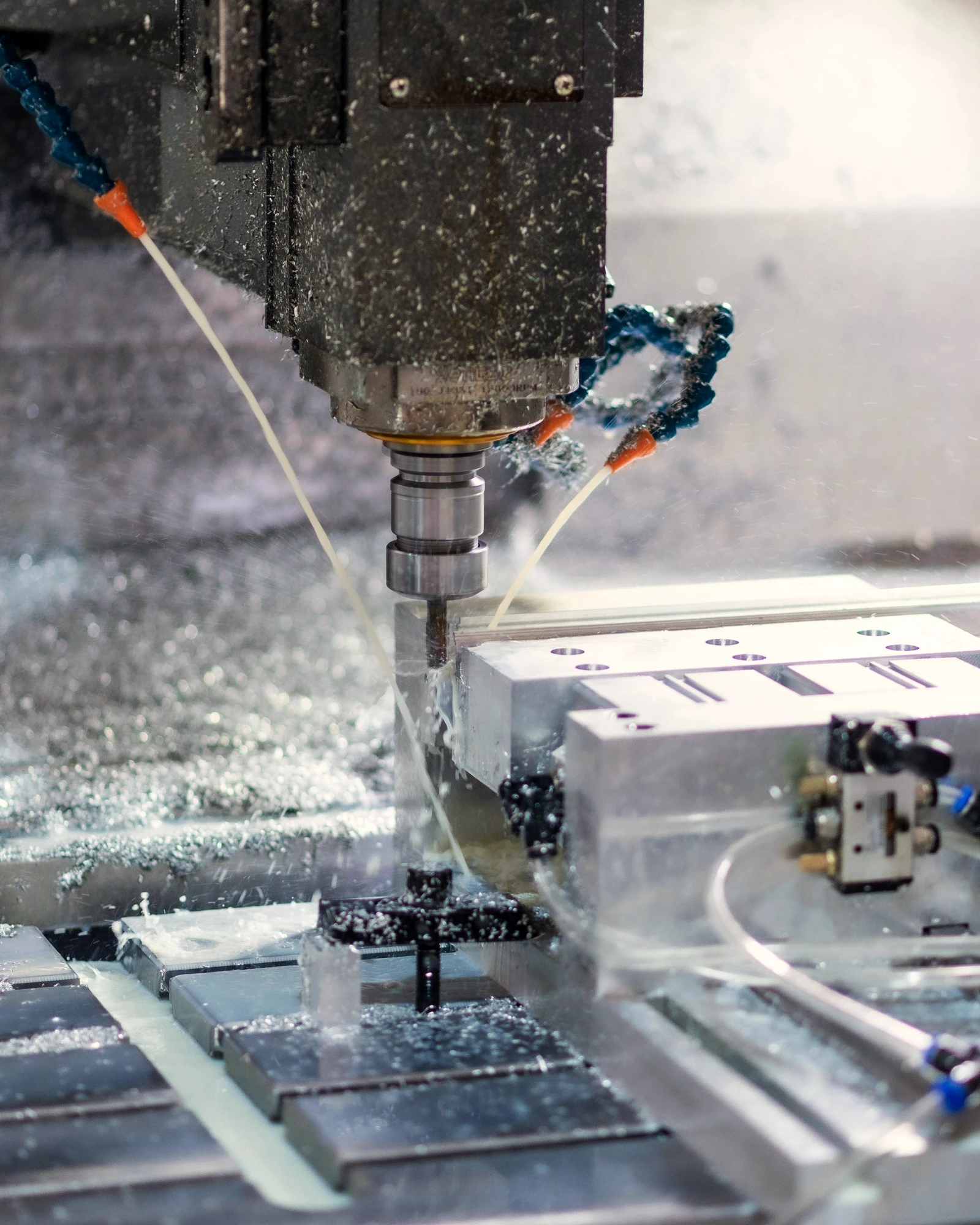 CNC-Fräse bei der Metallbearbeitung in einer Werkhalle